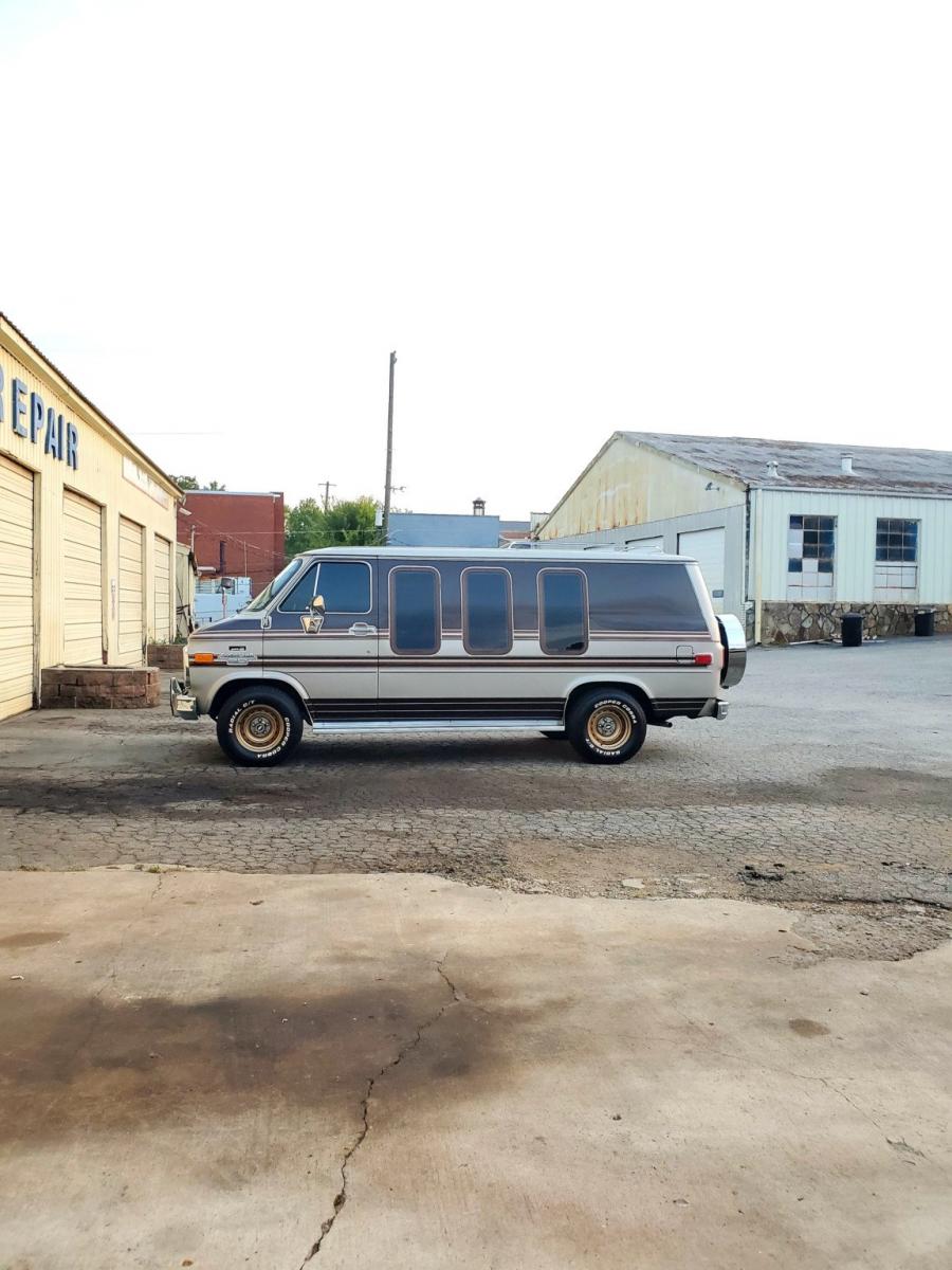  Chevrolet G20 Conversion Van  (CG21305) 1988 года  (фото 30 из 257)